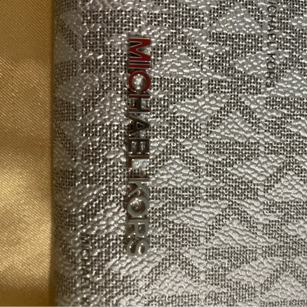 Michael Kors Metallic Silver Wallet NEW - Picture 2 of 5